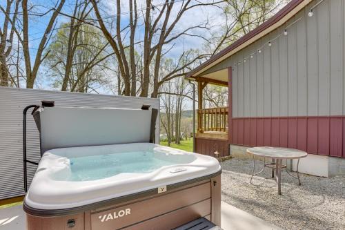 Laurelville Home w/Hot Tub & Fire Pit