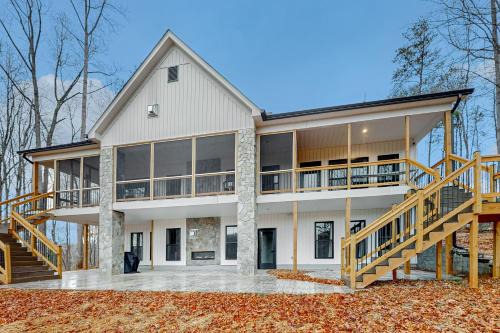 LaWi Lakehouse - Stunning lakefront oasis with large deck, games, & tranquil views