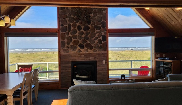 Lighthouse - Right on the beach (New Hot Tub) in Moclips