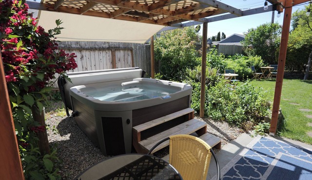 Lilac Home-Cozy home w/hot tub. Walking distance to Autzen, fine dining/shopping