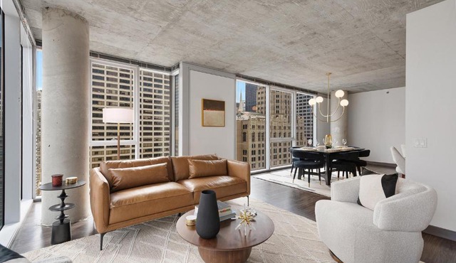 Linea Luxury Living with Indoor Pool and Rooftop Views in The Loop