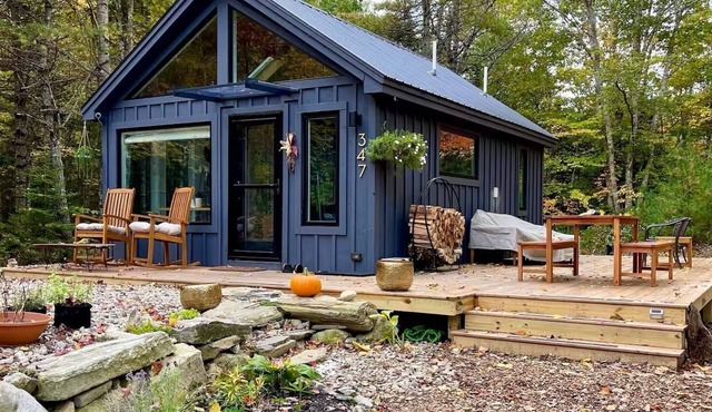 Little Apple Cabin with Wood Stove, King Bed & 5 Private Wooded Acres