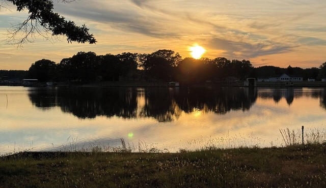 LITTLE WICOMICO WATERFRONT COMPOUND WITH KAYAKS, ARCADE, DOCKS, WESTERN SUNSETS
