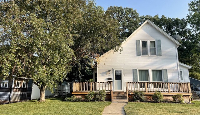 LOCATION LOCATION LOCATION! Short walk to beach, park, shops, restaurants & bars