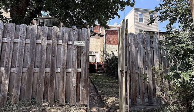 Lovely basement bedroom in townhome with AC in vibrant Baltimore