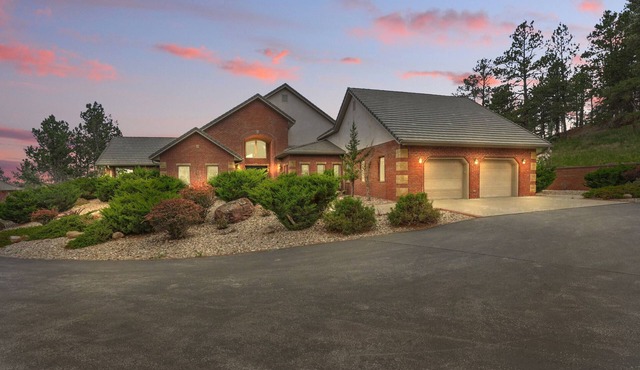 Luxe Villa with Panoramic Views and Yard