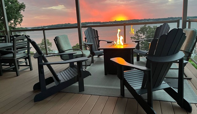 Luxurious Lakefront BB Corner Condo. Panoramic lake views & 6 waterpark passes.