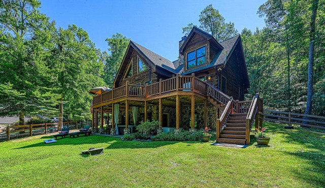 Luxurious lakefront cabin with hot tub, game room, & washer/dryer- dog friendly