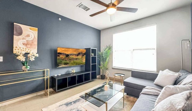 Luxury 1BD | Uptown | Sleeps 4 | Free Parking