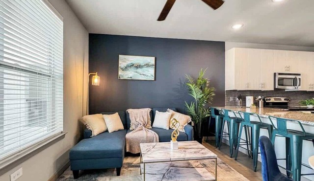 Luxury 1BD | Uptown | Sleeps 4 | Parking