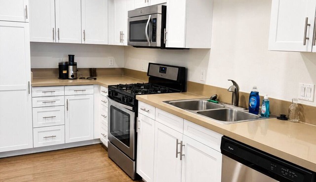 Luxury 1BR in Irvine - Pool, Gym, Prime Location