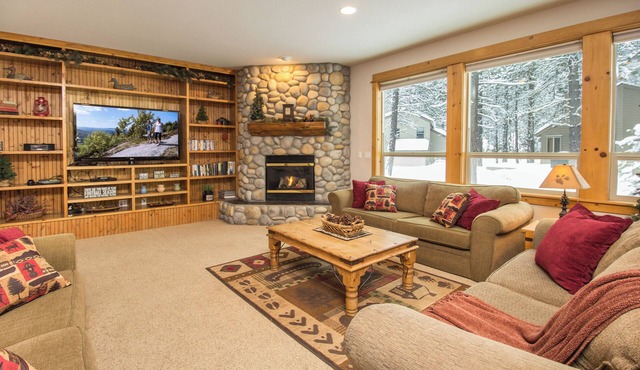 Luxury 7 BR Home/Hot Tub/SHARC Passes/AC/Wi Fi/Bikes