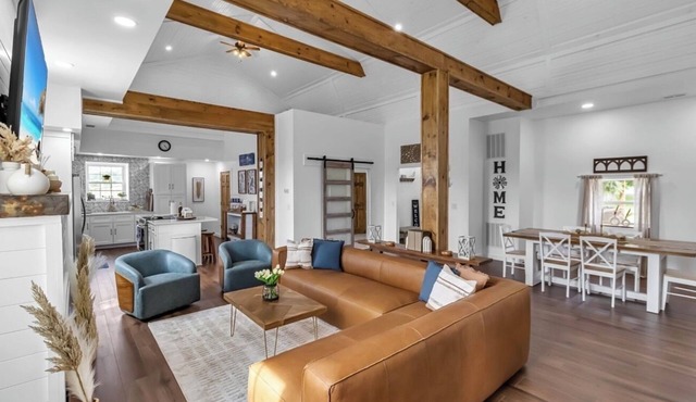 Luxury Barn Loft , Horses + Hot Tub