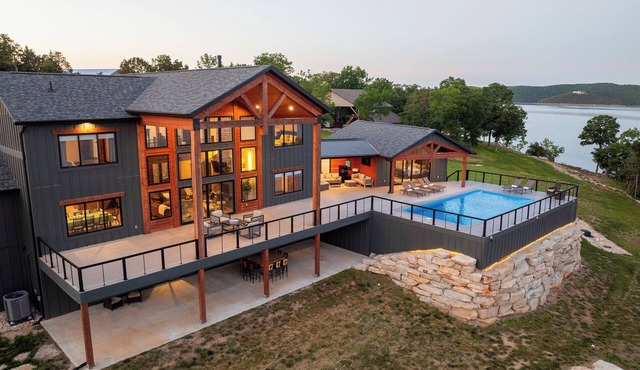 Luxury Lakefront! Private Pool, Hot Tub & Views