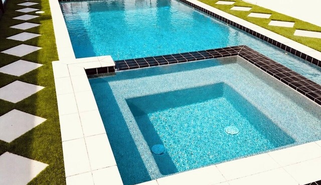 Luxury Riverside Pool & Family Retreat in Riverside