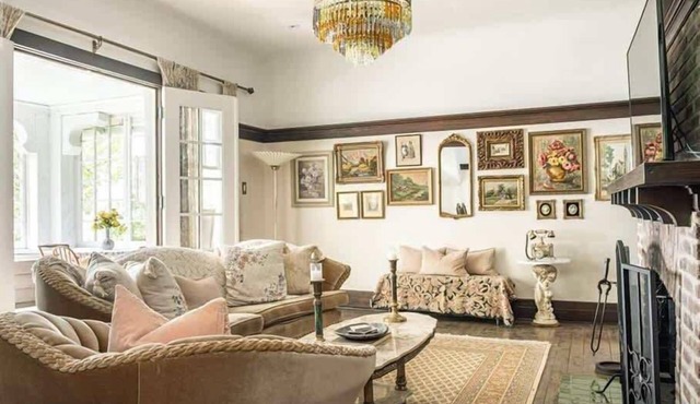 Luxury waterfront fairytale home -Carmen Elisabeth in Burlington
