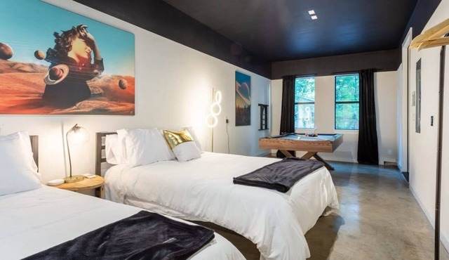 Massive Compound w Pool & Hot tub, Near Rainey St