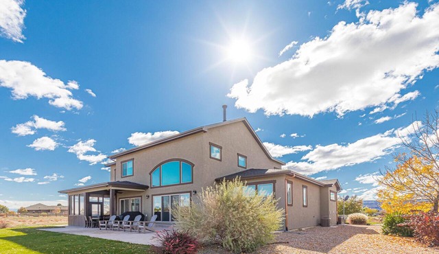 Mimosa Fields: Designer Kitchen w/Outdoor Oasis in Fruita