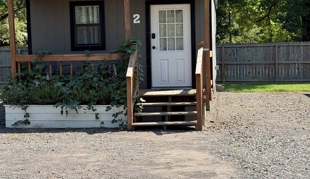 Modern 2 bed cabin 2 miles from Lake Nimrod and within 30 mins of 4 state parks