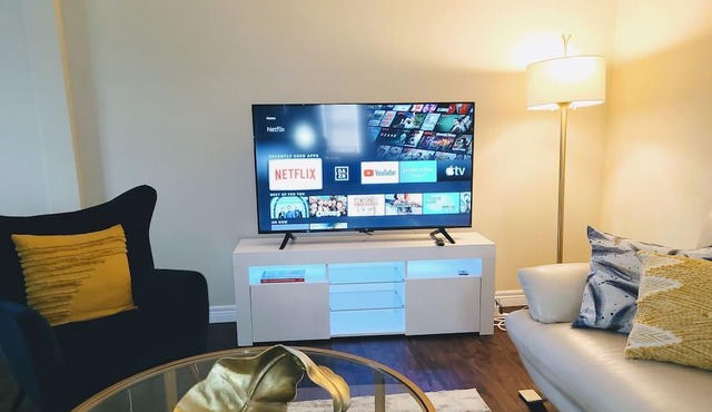 Modern and Sanitized Large Cottage, Hot Tub, BBQ in Hamilton