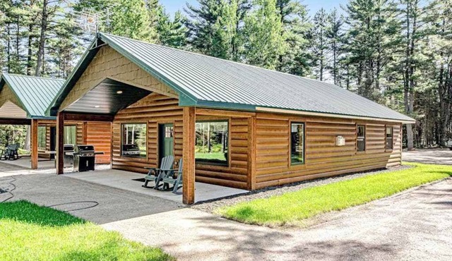 Modern dog-friendly cabins w/hot tub, fireplace, patio, grill, central AC, & W/D