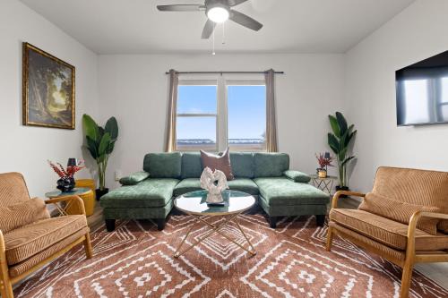 Modern Farmhouse Retreat w Patio Yard TWR 103