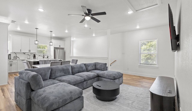 Modern Fort Worth Stay w/EV Charger Near TCU, ATT Stadium & Downtown