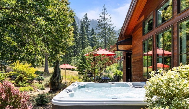 Modern Gorge Retreat Hot Tub Mountain Views