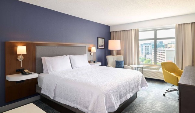 Modern King Room in Downtown DC Close to Metro, Museums and Attractions