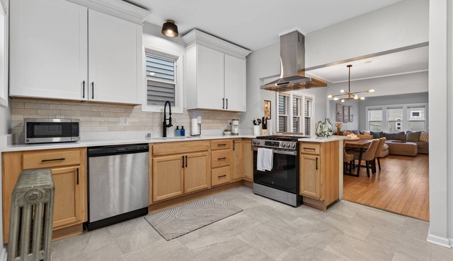 Modern Lux Home, Sleeps 12, Walk to Brady St Fun