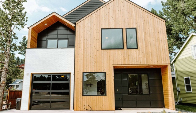 Modern on Main-Walking Distance to Downtown Hill City and Mickelson Trail!