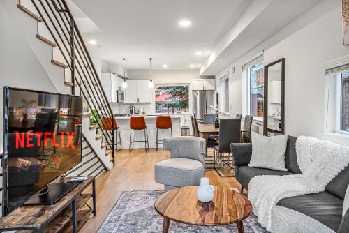 Modern Seattle Home w Rooftop Views - Near UW