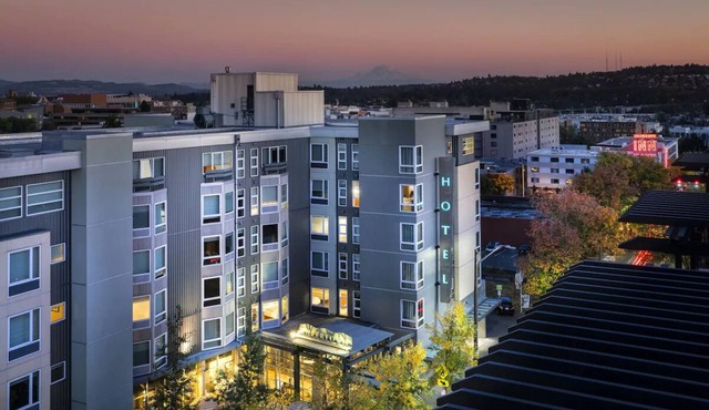 Modern Seattle Stay | 1 King Bed | Near University District