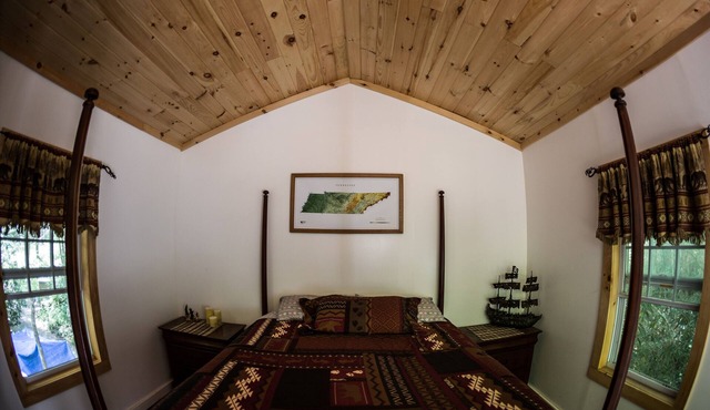 Mountain Harbour B&B and Hiker Hostel in Roan Mountain