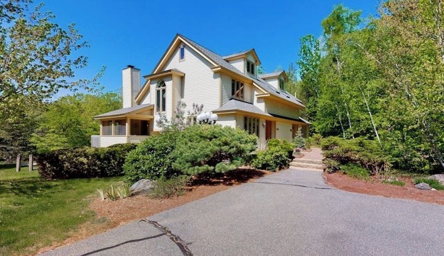 Mountain view condo with gas fireplace, balcony, & grill - close to skiing