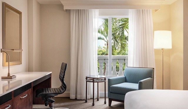 Naples Vacation Awaits! Elegant King Unit, Pool, Short Drive to the Beach