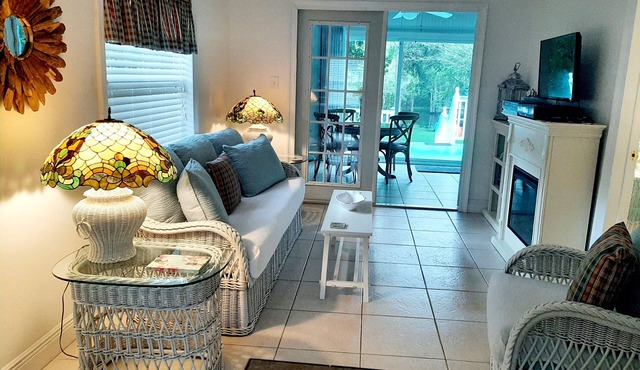 NATURE LOVERS' RETREAT! RELAX - EXPLORE AT YOUR RIVERSIDE DOOR.