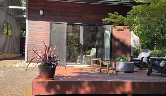 Nestled in the trees, this contemporary and cozy guesthouse is comfy and quiet,