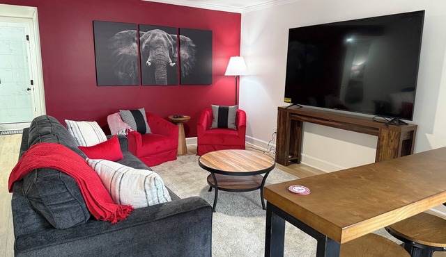 NEW condo- 1.5mi walk to Bryant-Denny! Cozy 2/2 perfect for Gameday weekends!