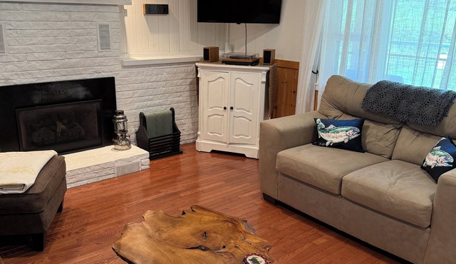 New listing discounted price,Hot tub, Pet friendly, fireplace,near town & Casino