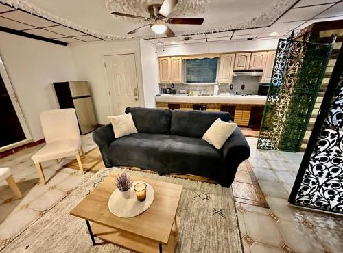 Newly Renovated 1-bed 1-bath with Parking