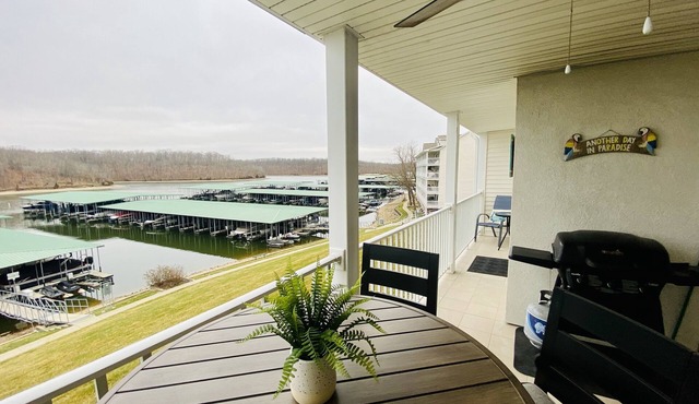 NEWLY UPDATED LAKEFRONT/FREE SLIP & WIFI/1100 SQ FT/NEXT 2 POOL
