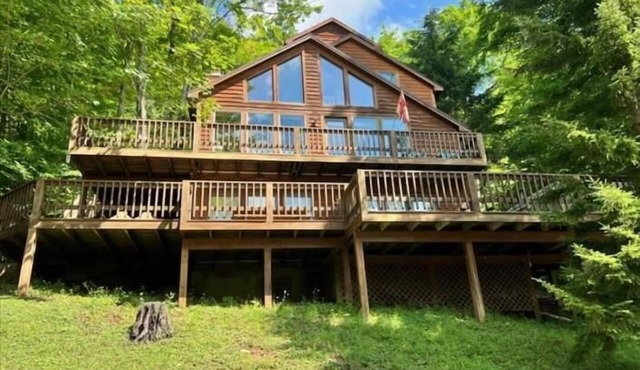 NP75-Views! Close to towns! Hot tub!