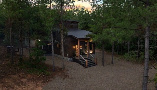 Office Desk, Deck, Hot Tub, Fire Pit, Pets, Lost in Nature in Broken Bow