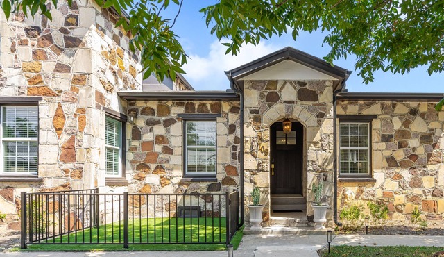 Old Town Stone Cottage - Walk to the Square, Family Friendly, EV Charger