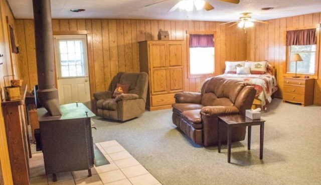 Osage cabin, sleeps 4 at Kishauwau Cabins near Starved Rock- no animals allowed