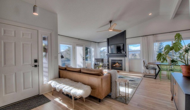 Panoramic Mountain View Retreat w/Hot Tub - 3/3 Designer Home Hike and Bike! in Dillon