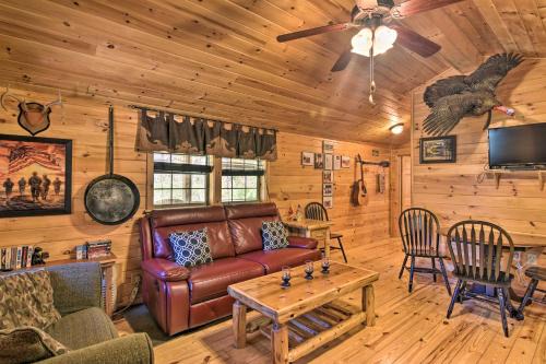 Parsons ‘Semper Fi’ Cabin w/Fire Pit!