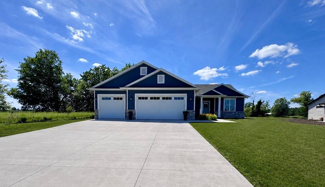 Peaceful 3BR Retreat 15 Minutes to EAA Sleeps 8 Fire Pit & Grills