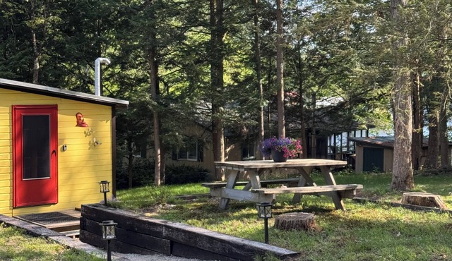 Peaceful and relaxing cottage steps from Forest Lake.